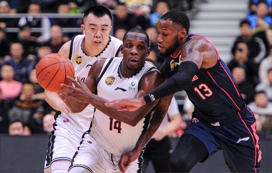 NG28-关于赛地聚焦——国王杯转会期热度飙升，费耶诺德回应争议，媒体盛赞，轮换策略成焦点的信息